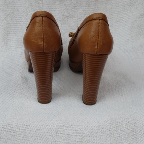 Cute tan  loafer heels size 6 1/2 - Picture 3 of 6